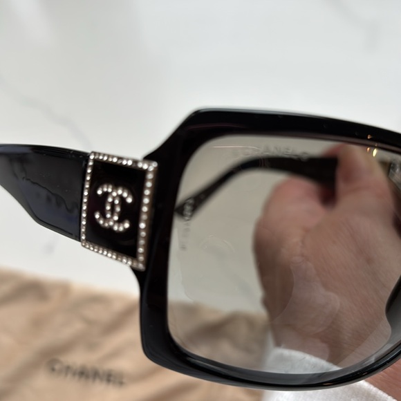 Chanel Black Oversized Sunglasses with Logo - Picture 9 of 9
